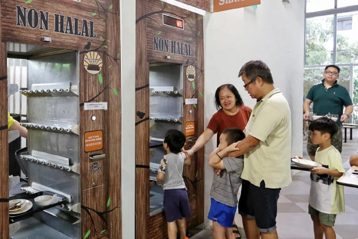 裕廊西小贩中心经营者要求小贩为每个托盘两角钱的押金买单，这个奖励顾客归还托盘的“两角钱”不是经营者掏腰包，而是要小贩买单。（新明日报）