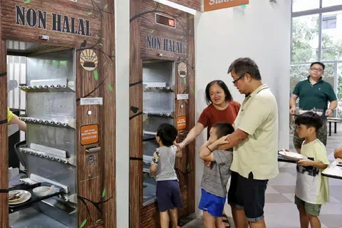 裕廊西小贩中心经营者要求小贩为每个托盘两角钱的押金买单，这个奖励顾客归还托盘的“两角钱”不是经营者掏腰包，而是要小贩买单。（新明日报）