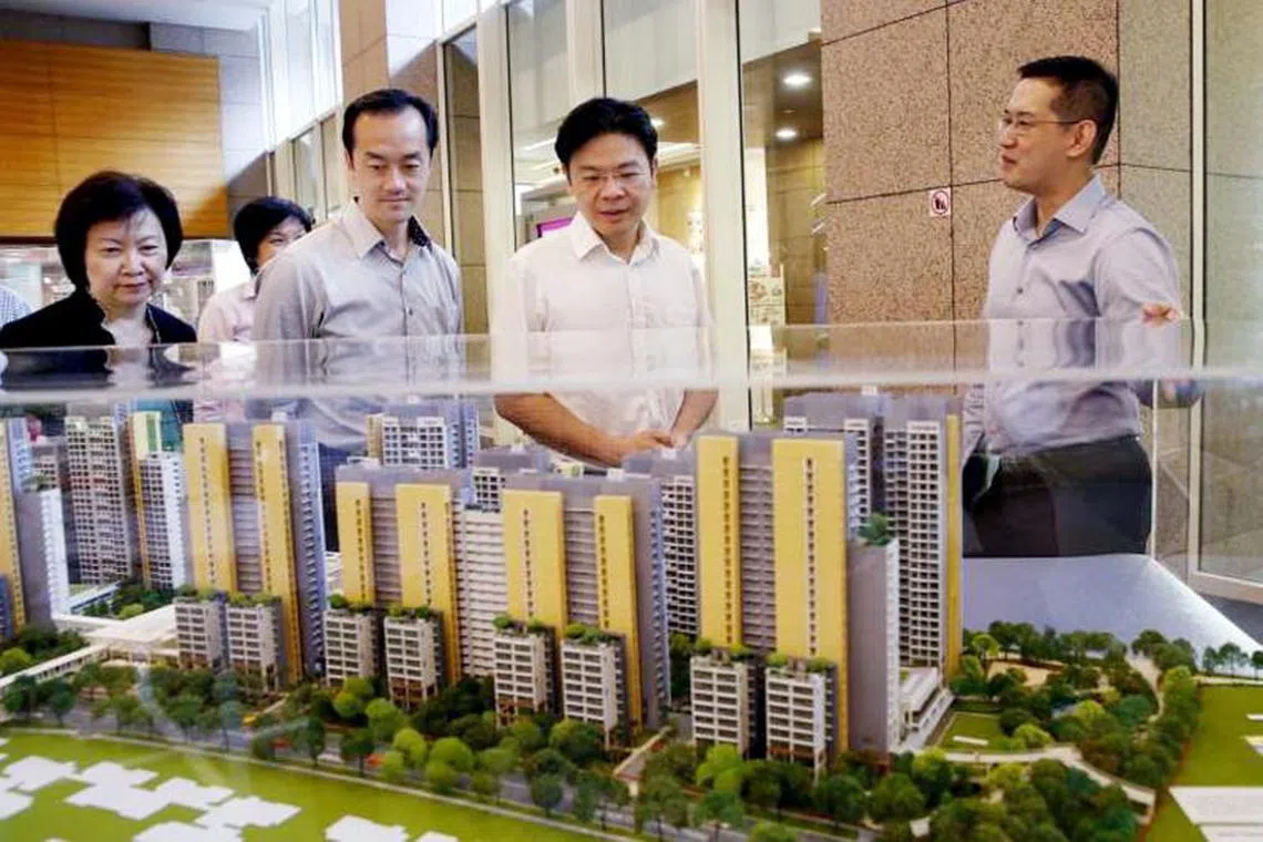 2016年2月，国家发展部长黄循财（右二）和时任国家发展部及贸工部政务部长许宝琨医生参观位于大巴窑的建屋局中心。（海峡时报）