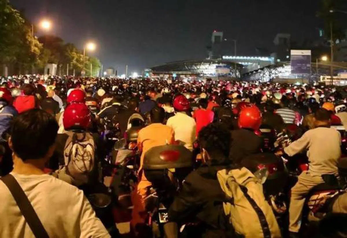  许多马国劳工选择往返新马两地工作，骑乘电单车是其中一种方式。（中国报） 