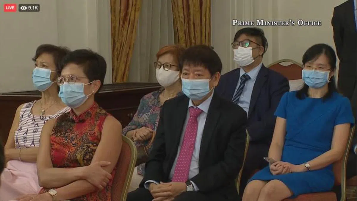  前任交通部长许文远（左四）骨痛热症已痊愈，他也到总统府会场观礼。（视频截图） 
