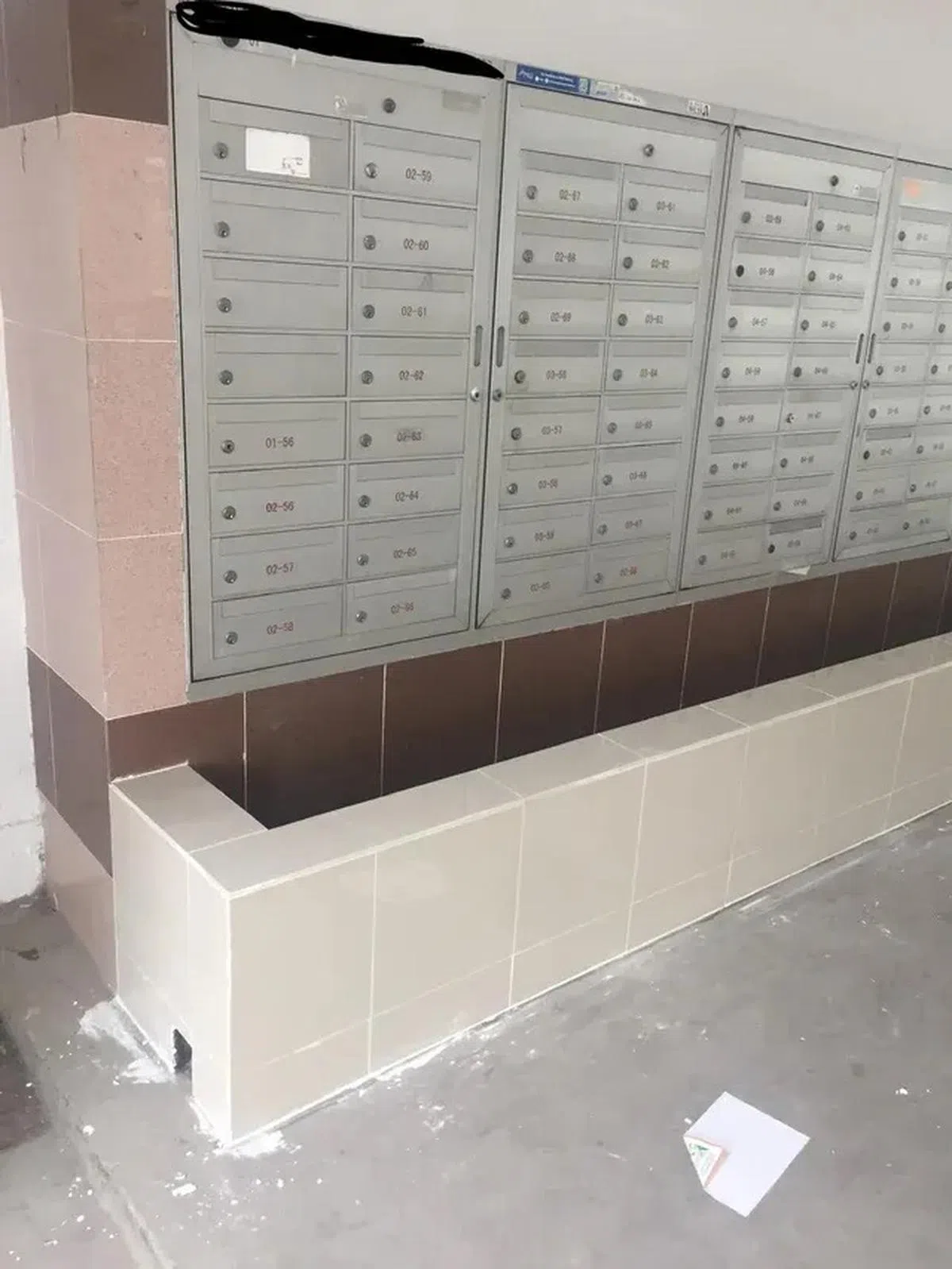用混凝土砖块，砌了一道与信箱平行，宽约40公分的凹槽，沟旁还有一个用于排水的洞口。（互联网）
