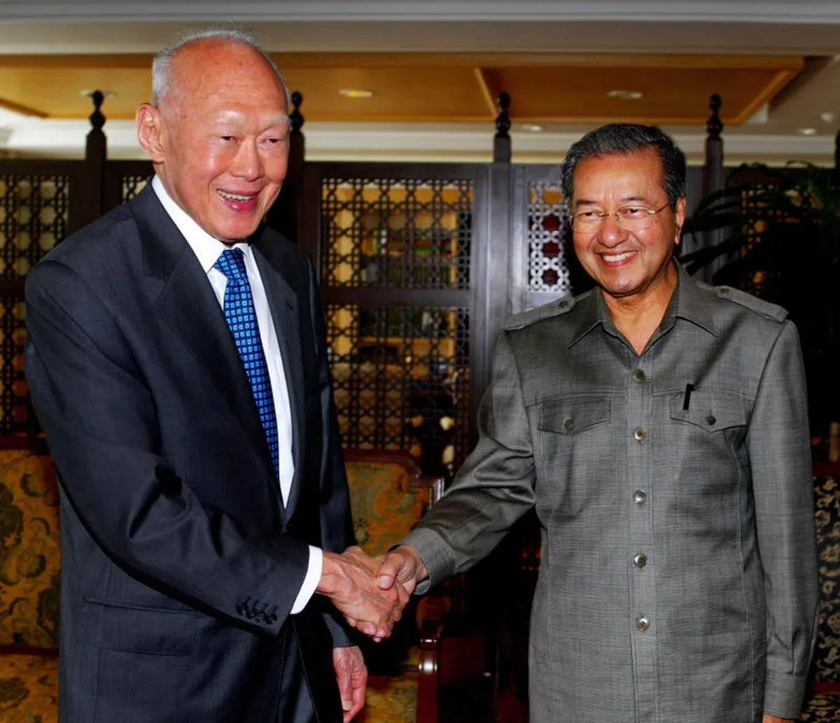  李光耀（左）与马哈迪2005年4月27日在马国行政首都布城会面。（联合早报） 