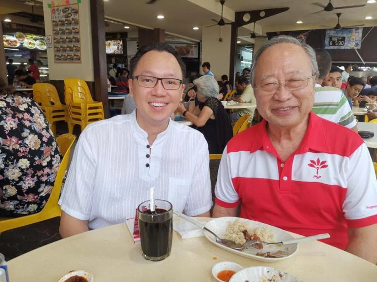  陈医生见陈医生：陈清木医生在走访时见到裕廊集选区议员陈有明医生。（陈清木面簿） 