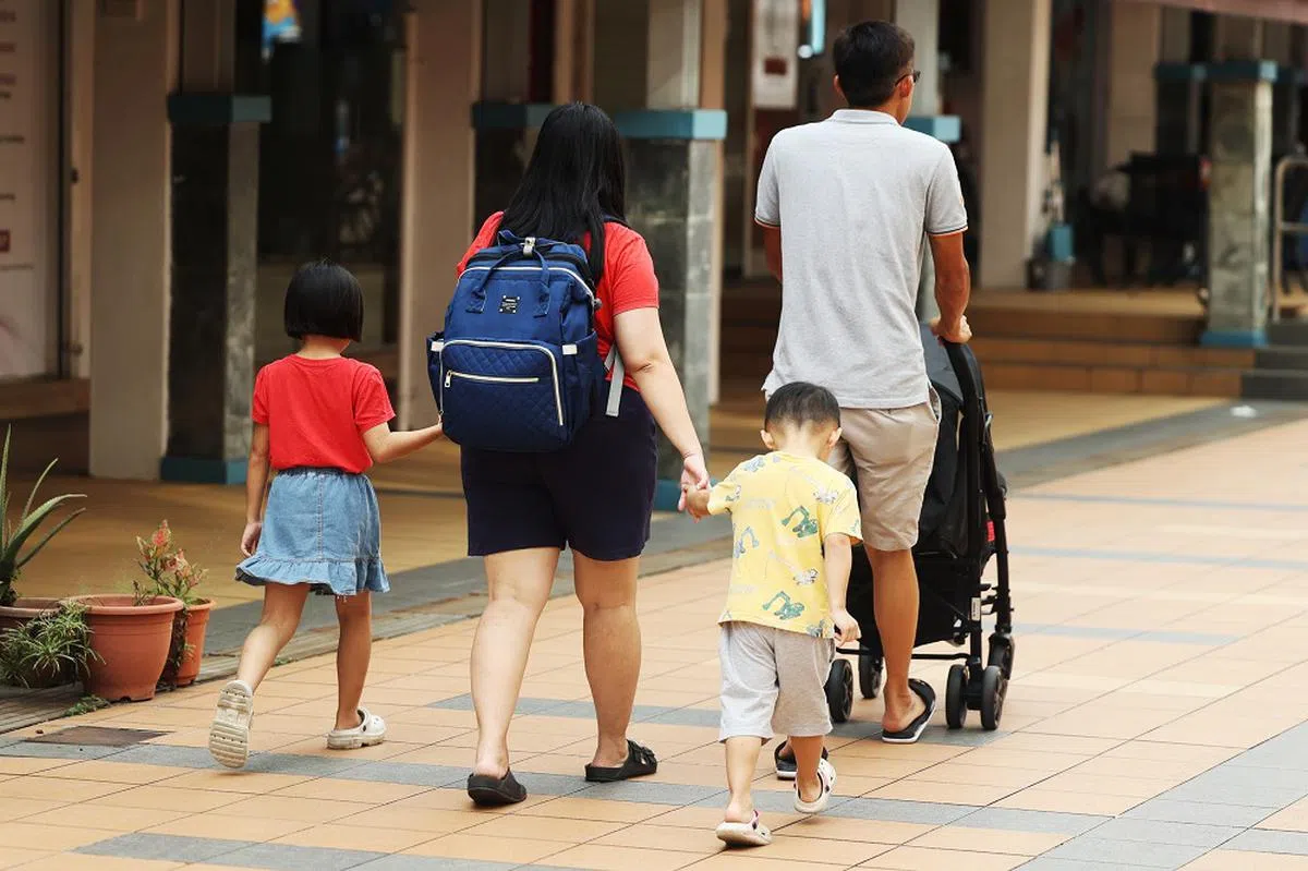 一项调查显示，本地半数受访者认为养育一名孩子每月得花费近2000新元。（联合早报）