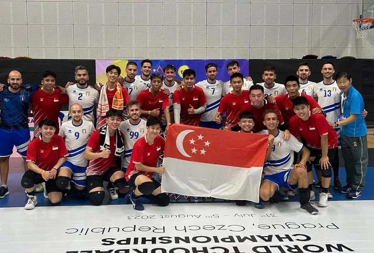 我国巧固球男队在世界巧固球锦标赛半决赛后，与意大利队合影。（新加坡巧固球总会脸书）