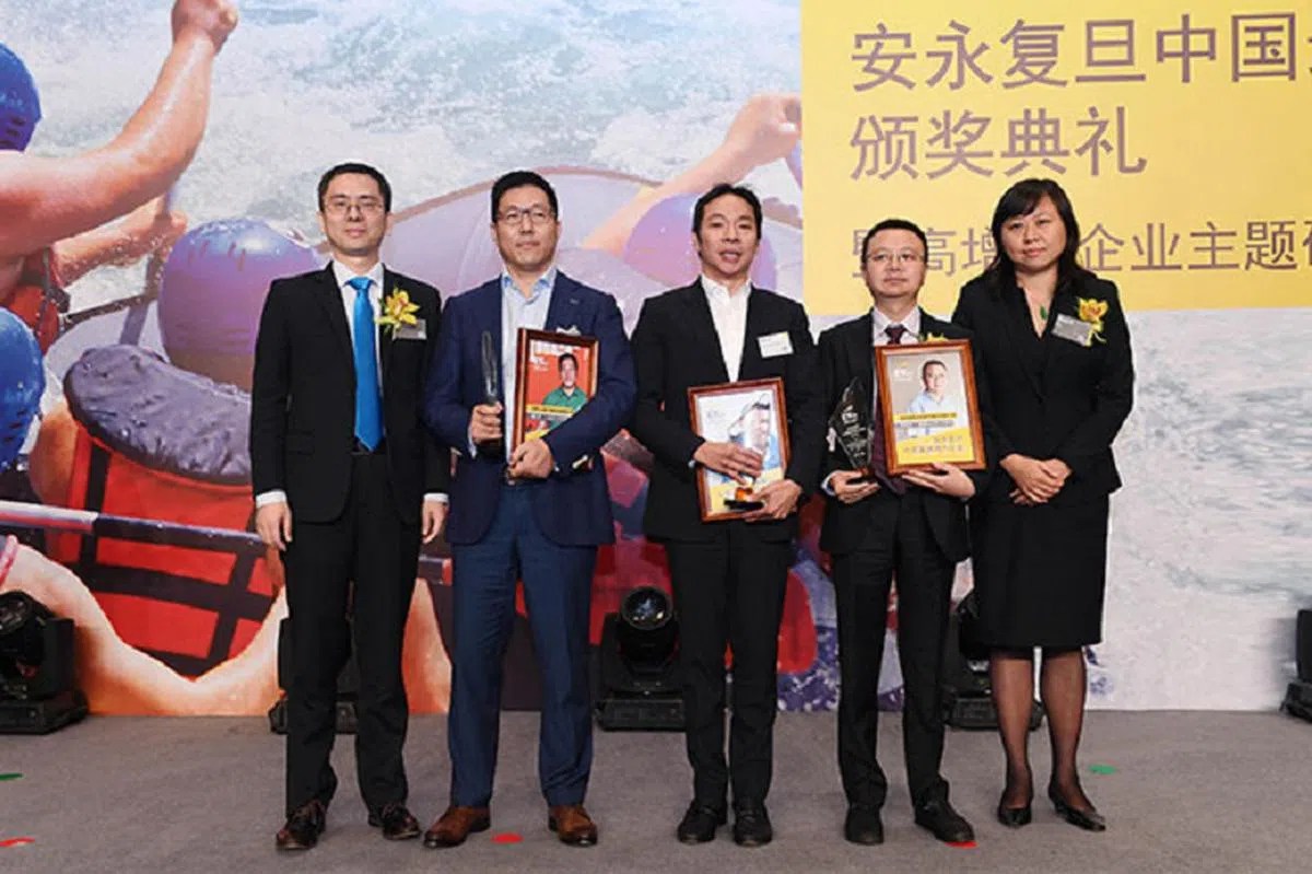  罗尔伟（中）代表PPP中国（紫婵（上海）投资咨询有限公司上台领取安永复旦中国最具潜力企业奖。（安永） 