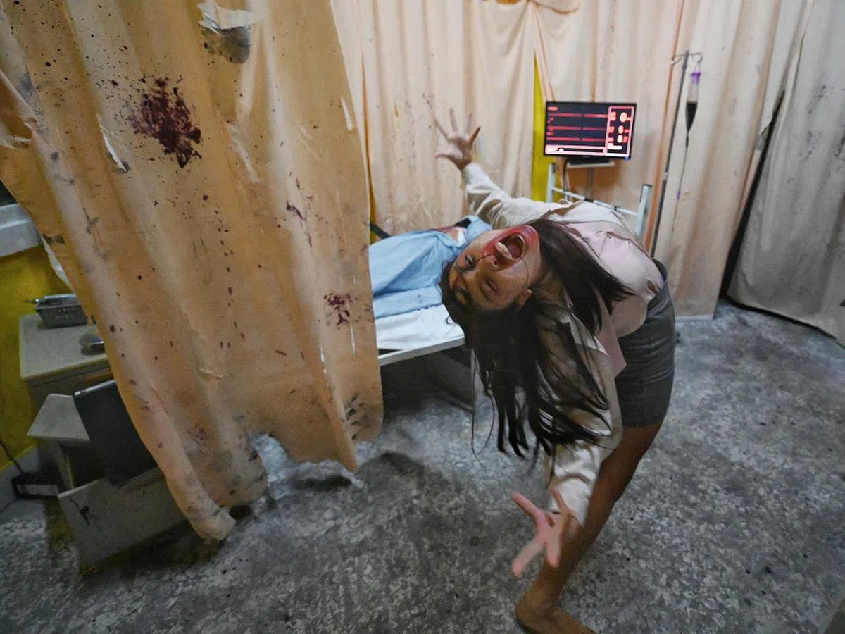 新加坡环球影城的“丧尸”，身体都很柔软。（海峡时报）