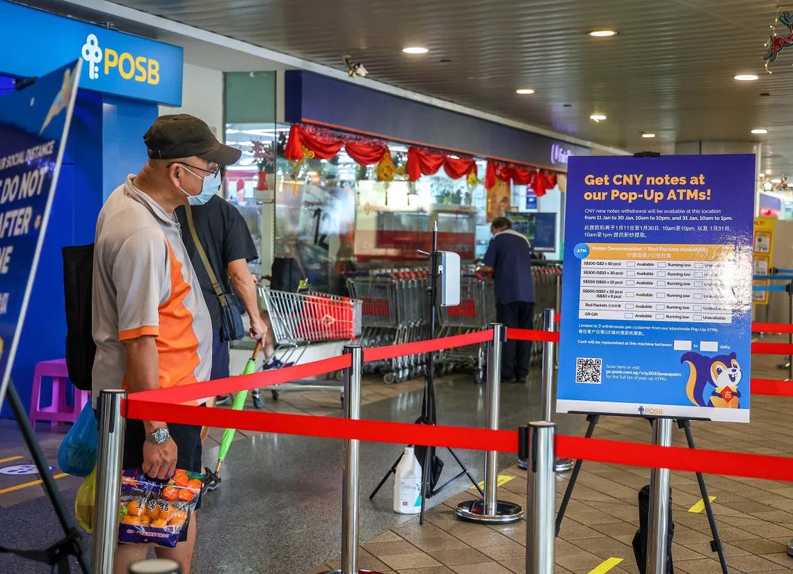 每当农历新年将至，许多民众都会排队换新钞。（联合早报）