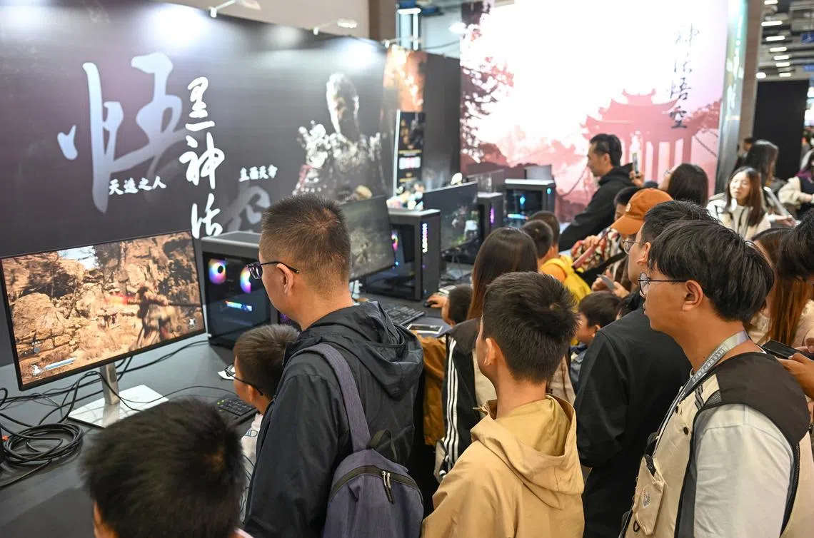 10月19日，第十八届杭州文化创意产业博览会在浙江杭州举行，参观者聚集观看3A游戏《黑神话：悟空》。（中新社）