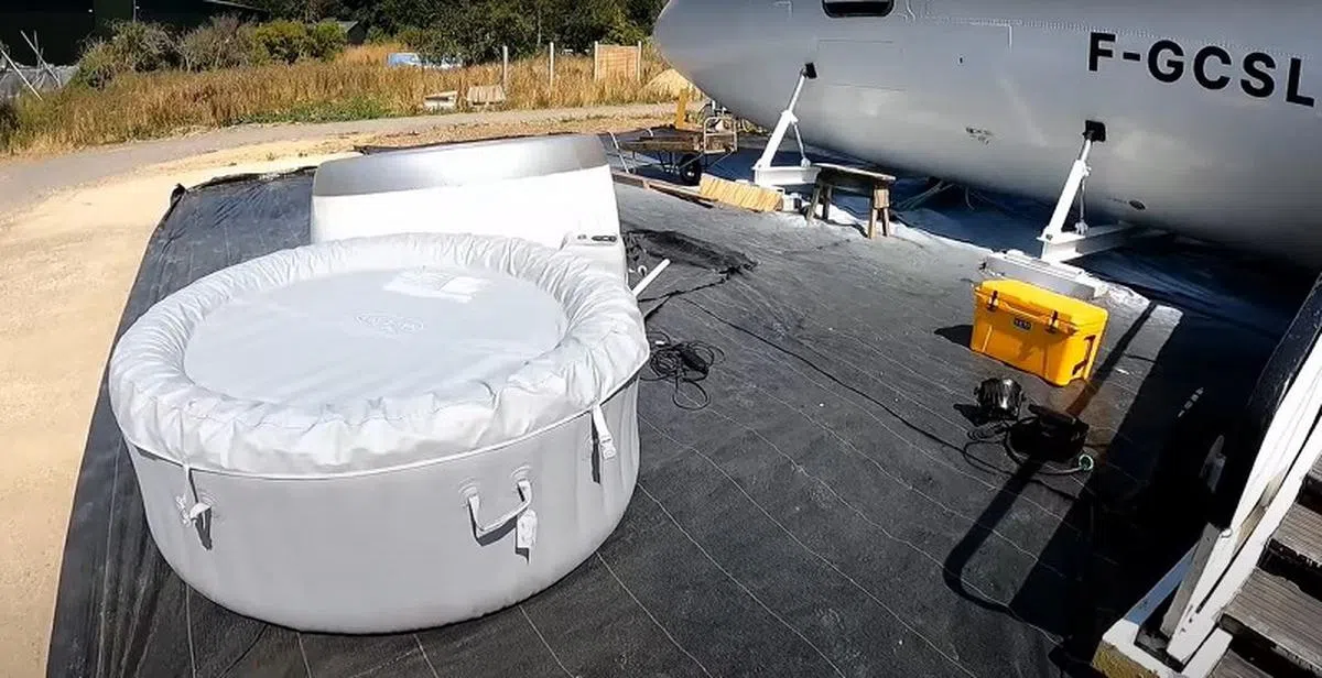 飞机引擎整流罩变成了热水浴缸。（视频截图）