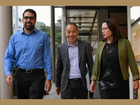 左起：工人党秘书长毕丹星、前秘书长刘程强和主席林瑞莲。（海峡时报）