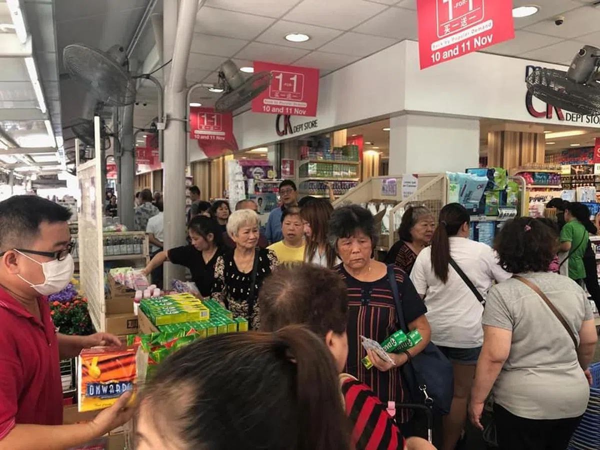  感受一下打折时的人潮。（CK 面簿） 