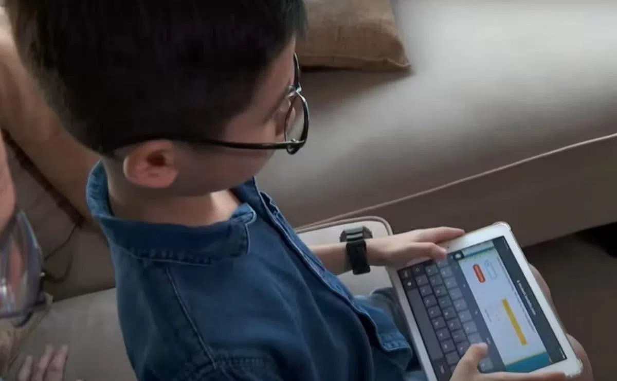 Asher Gan小学一年级就患上近视，相信是长时间接触电子设备造成的。（亚洲新闻台视频截图）