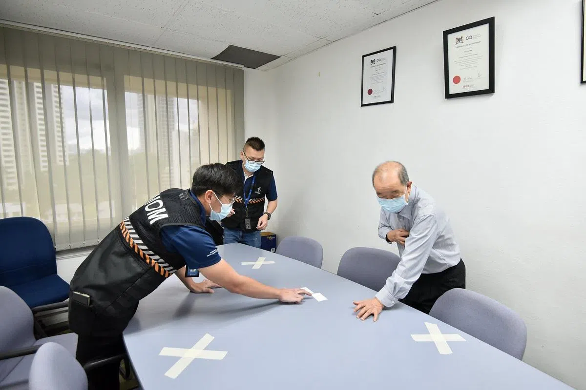  获准在病毒阻断措施结束后首阶段复工的企业，不少正忙着重启办公室前做好准备，预先安排清洁公司清理和消毒工作场所。清洁公司舒可洁（Sureclean）于2020年5月28日安排员工到尼克夏会计事务所办公室，为客户喷洒消毒液。为了让顾客安心，公司每次完成消毒之后还会贴上“证书”，注明消毒液的消毒成分和功效能持续多久等。（联合早报） 