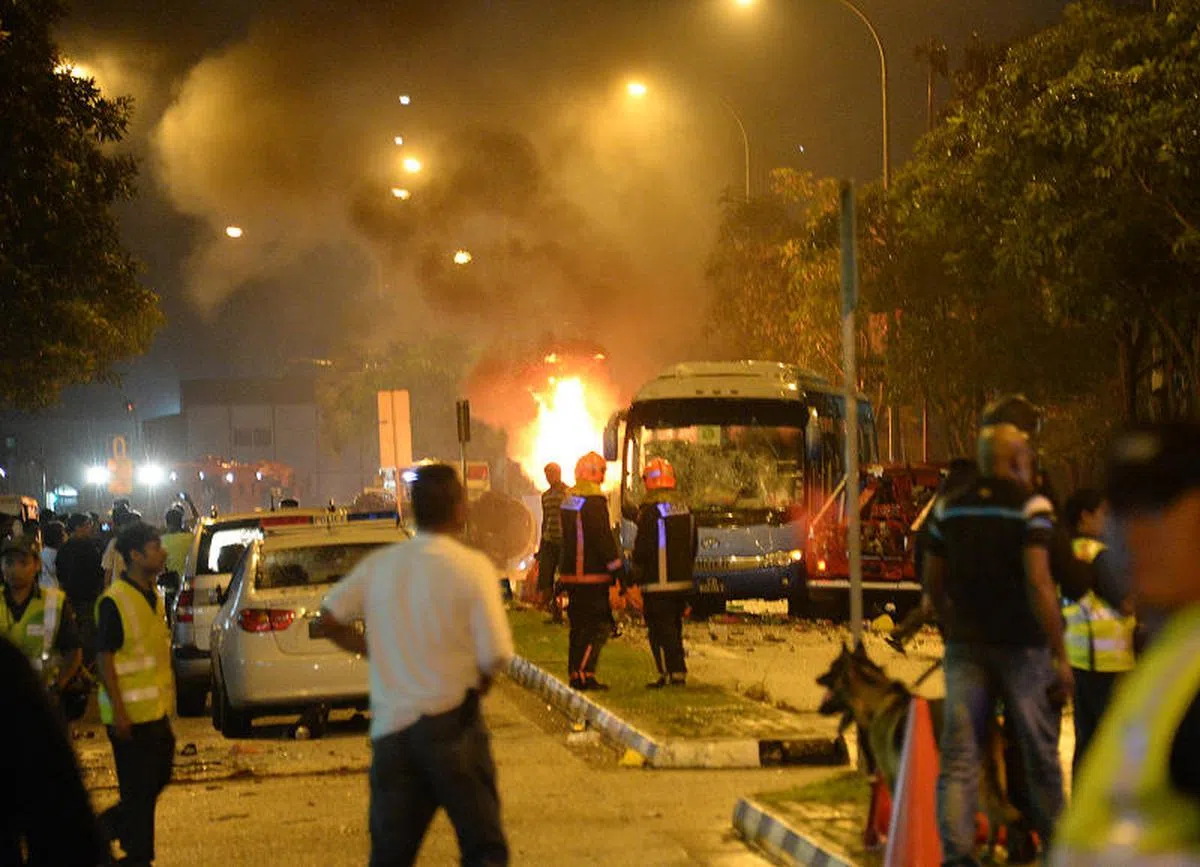  小印度跑马埔路与翰莎路交界处于2013年12月8日晚上发生致命车祸，一名印度籍客工遭私人巴士辗死，结果引发在场客工骚动，最终演变成400人大暴动。暴乱导致多辆民防部队和警察部队的车辆被损毁，约41人受伤。警方出动300多名警员到小印度暴动地点镇暴，先后逮捕了28名暴民。暴民在小印度骚乱现场，烧砸车辆。（新明日报） 