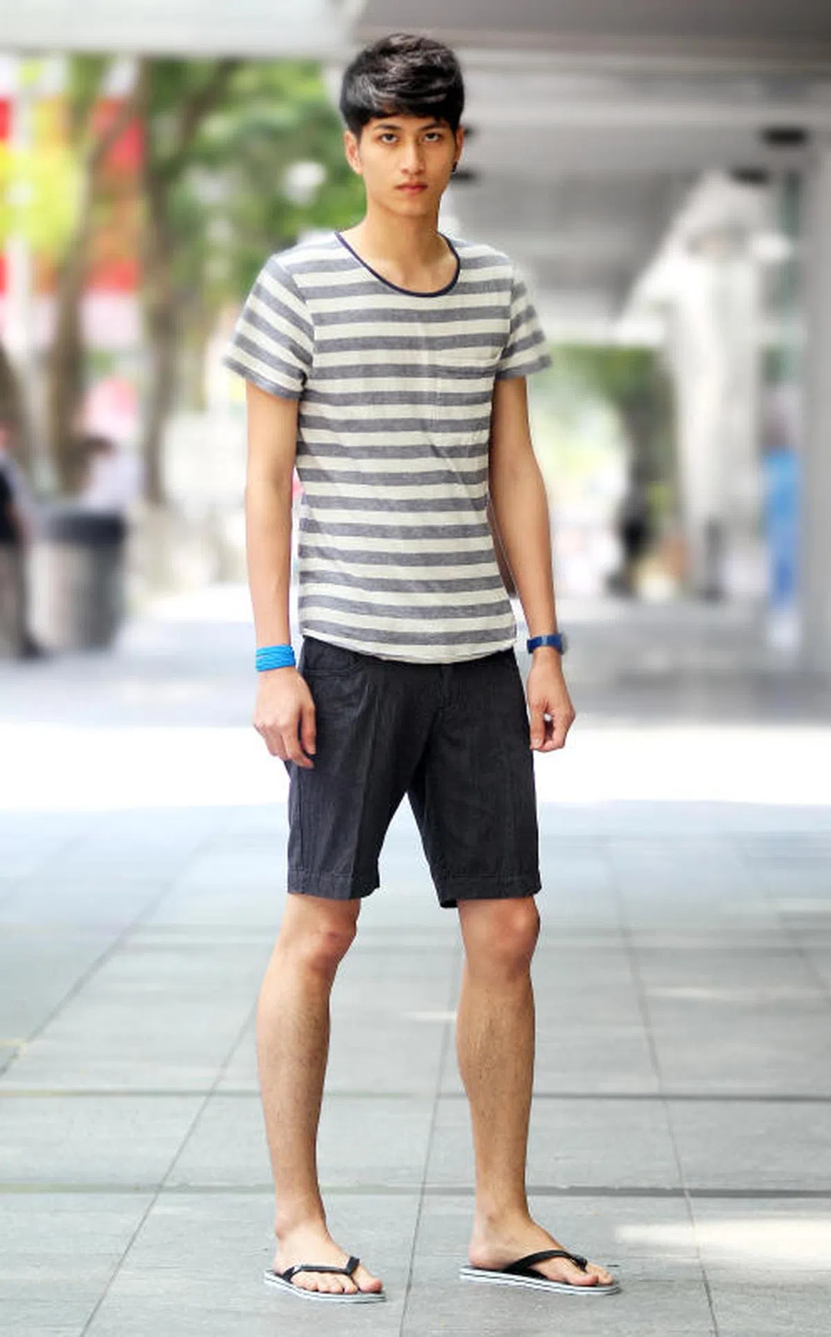  模特儿Gabriel Conrad Ho在乌节路的拖鞋造型。（新报） 