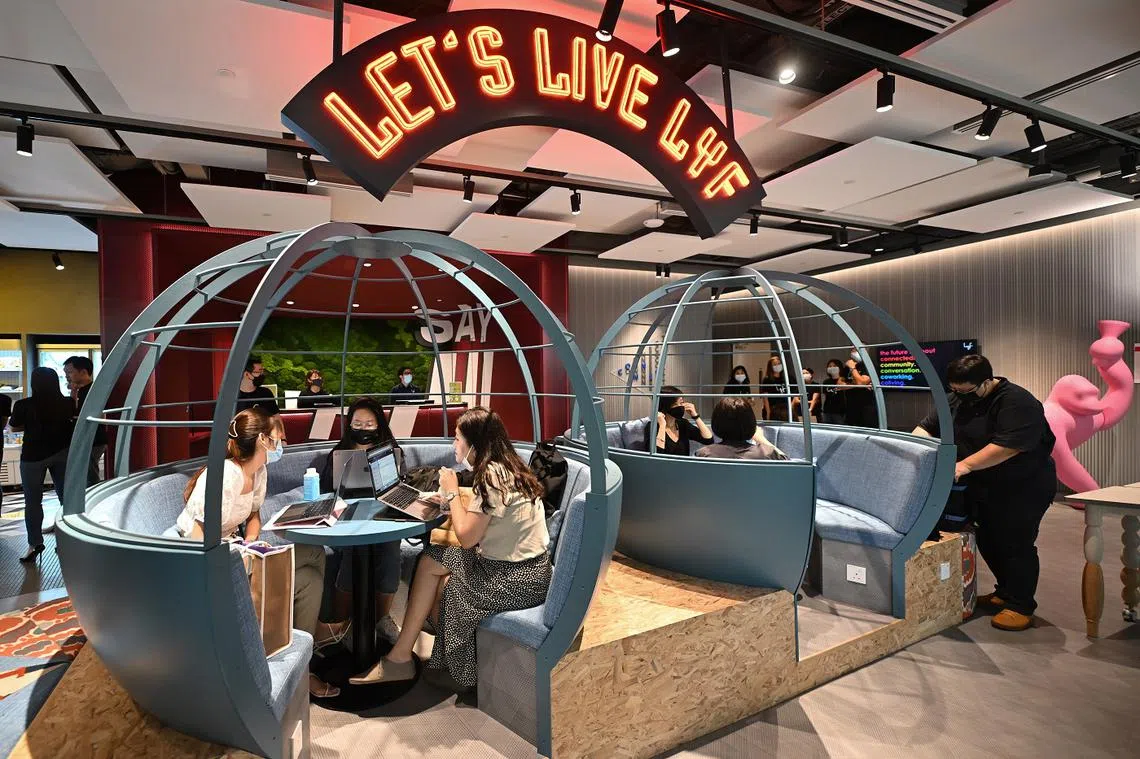 上班族苦苦思索的一道难题，便是“阔别已久”回到职场时，应该穿些什么？（海峡时报）