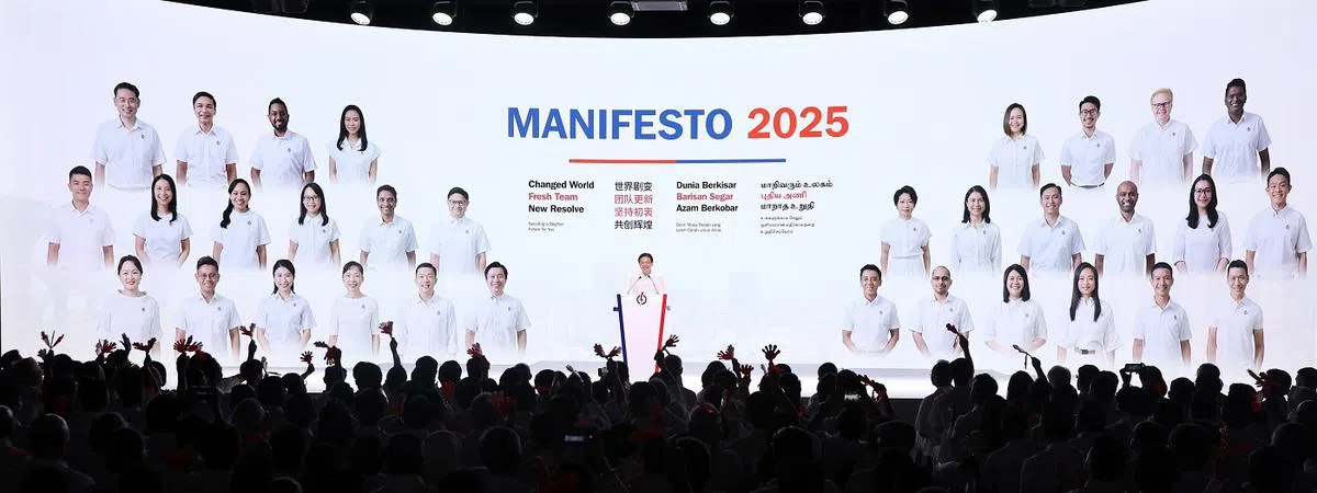 黄循财总理（中）亲自介绍32名行动党的新候选人。（海峡时报）