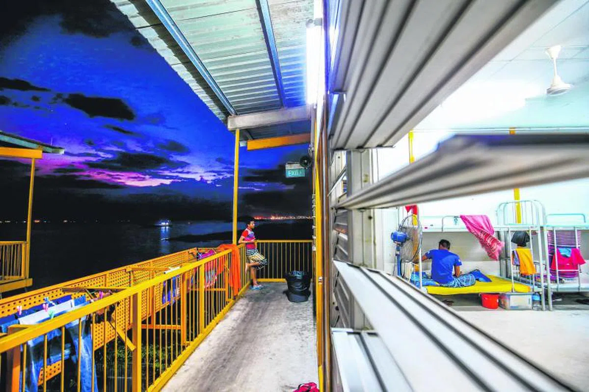  坐拥柔佛海峡景观的大士村客工宿舍（Tuas View Dormitory），目前住着1万5000名客工。尽管宿舍设备齐全，提供了健身房、阅读室、超市、商店等设施，许多住户最喜欢的休闲活动还是给家人打电话。（联合早报） 