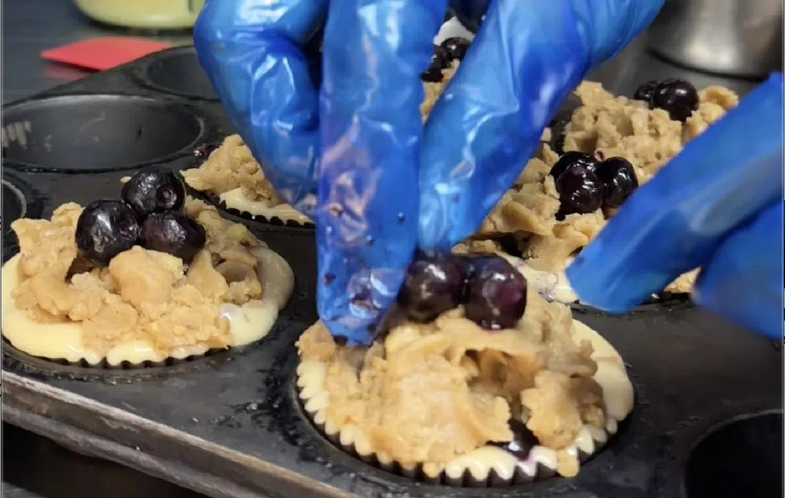 AJ Muffin松饼摊的松饼都是每天新鲜制作的。（视频截图）