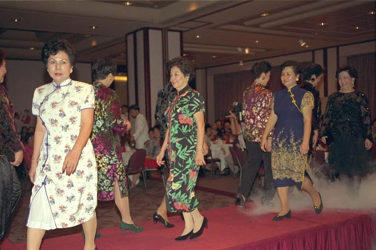 1994年新加坡乐龄周的主题是“黄金岁月——新的开始，新的里程”，那一年11月26日下午，12名乐龄人士在希尔顿国际大酒店展出14组款式各异的服装走猫步，带来别开生面的“乐龄时装表演”。（联合早报）