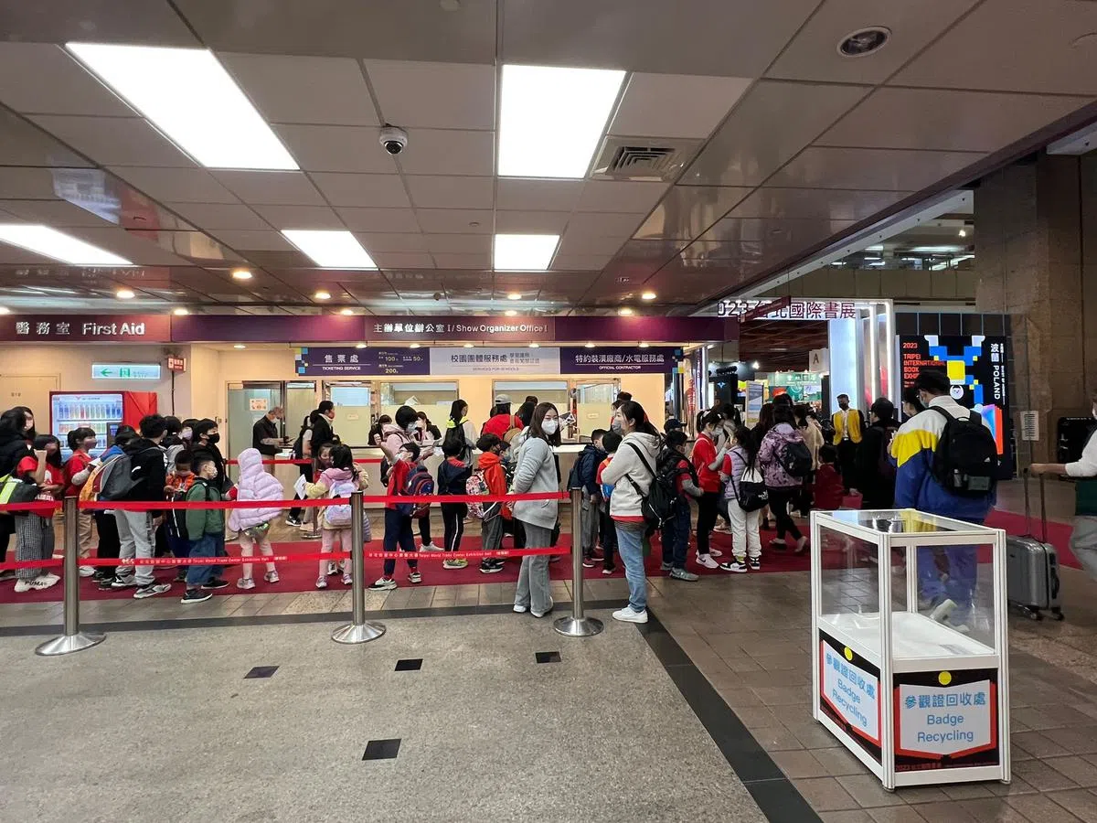 小学生也去逛书展，应该是学校带去的。（叶孝忠摄）