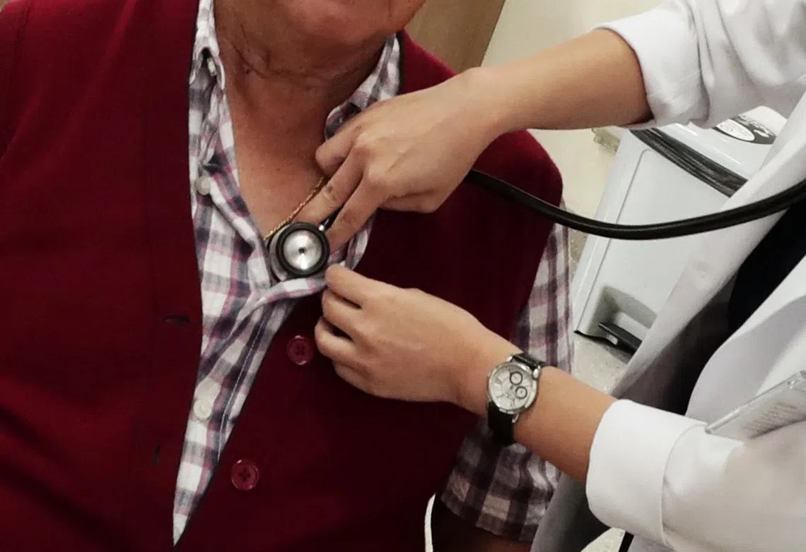 一些医生怕被病患投诉，看病也看得战战兢兢。（海峡时报）