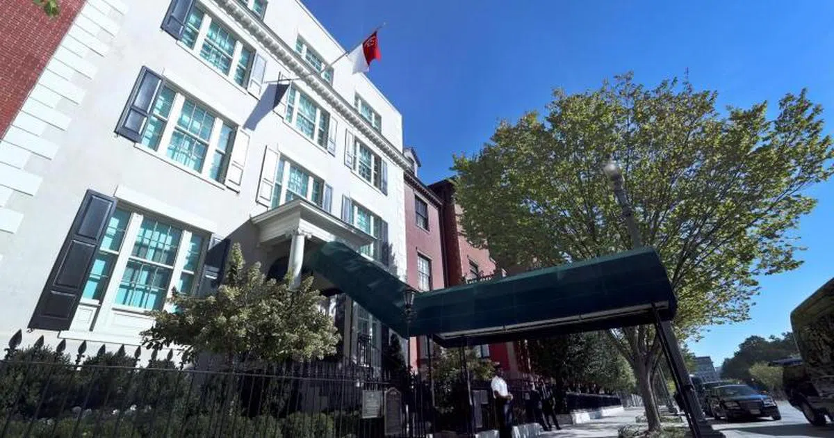  李总理在个人面簿上说，尽管经过长途飞行才抵达目的地，但看到历史悠久的美国总统国宾馆布莱尔宫扬起新加坡国旗时，“精神为之一振”。（联合早报） 