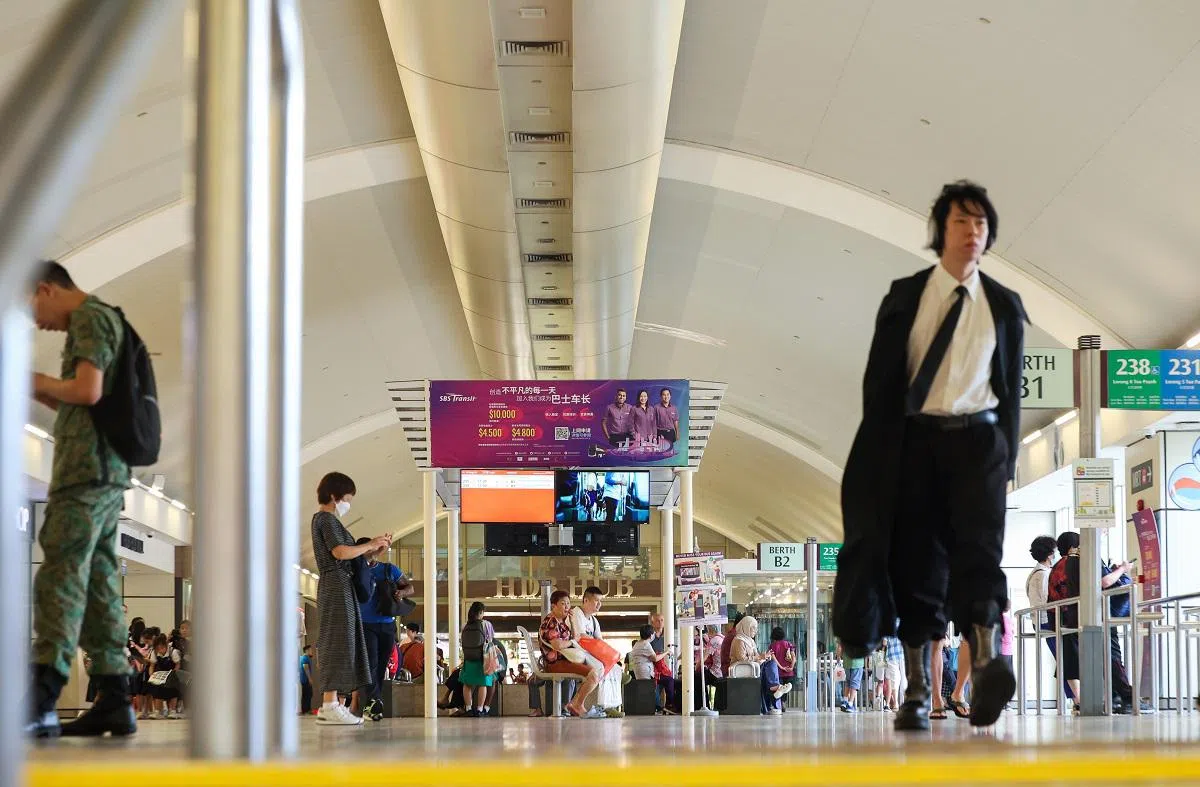 新加坡首个设有冷气的大巴窑巴士转换站，是其中一个将展开改善工程的转换站，包括增设优先候车区、增加座位和婴儿室。根据陆交局在周边张挂的布条，工程会在今年第三季动工，预计2026年第四季完工。（联合早报）