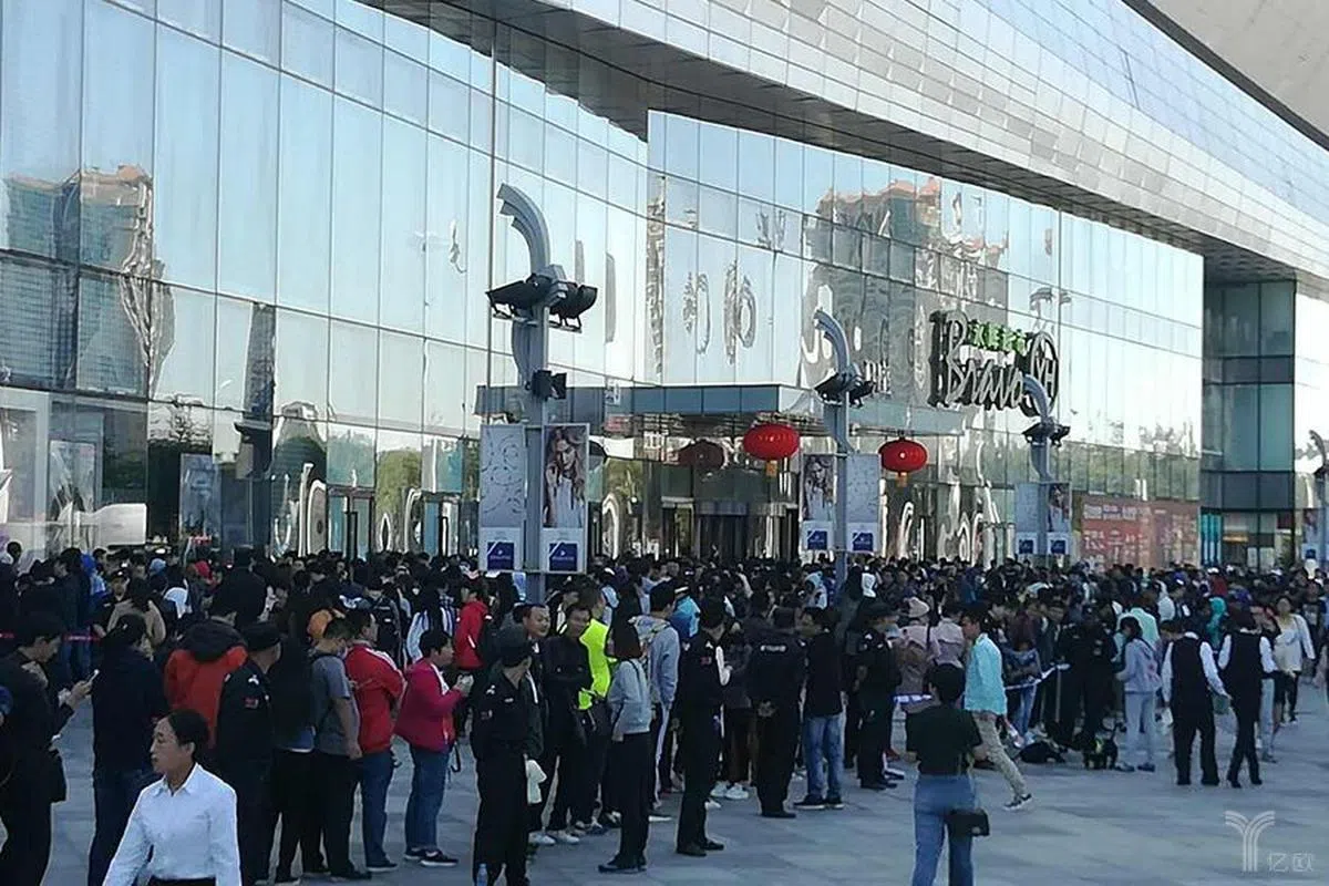  押金难退，酷骑北京总部排起千人长队。（互联网） 