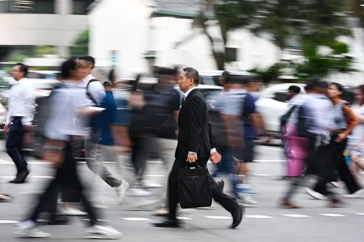 新加坡中央商业区的白领员工。（海峡时报）