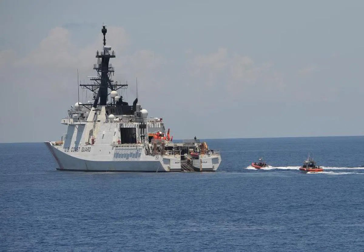  美国海岸警卫队巡防舰与菲律宾海警船本月14日在黄岩岛附近海域进行联合演练。（法新社） 