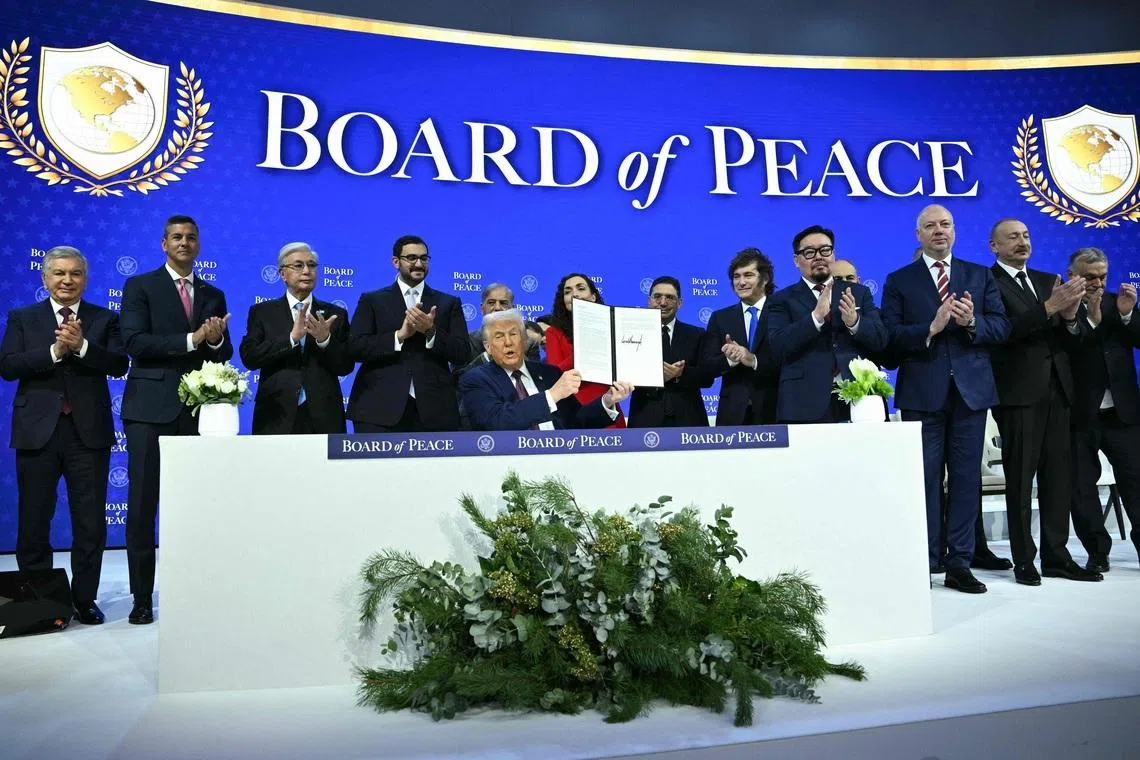 和平委员会创始成员1月22日在达沃斯签署委员会章程后合影，美国总统特朗普坐在中间，参与签字仪式的还包括巴拉圭总统培尼亚（左二）、巴基斯坦总理谢里夫（左五）、科索沃总统奥斯曼尼（左六）、阿根廷总统米莱（右五）、亚美尼亚总理帕什尼扬（右四）、保加利亚前总理热利亚兹科夫（右三）、阿塞拜疆总统阿利耶夫（右二），以及匈牙利总理欧尔班（右一）等19国领导人或代表。