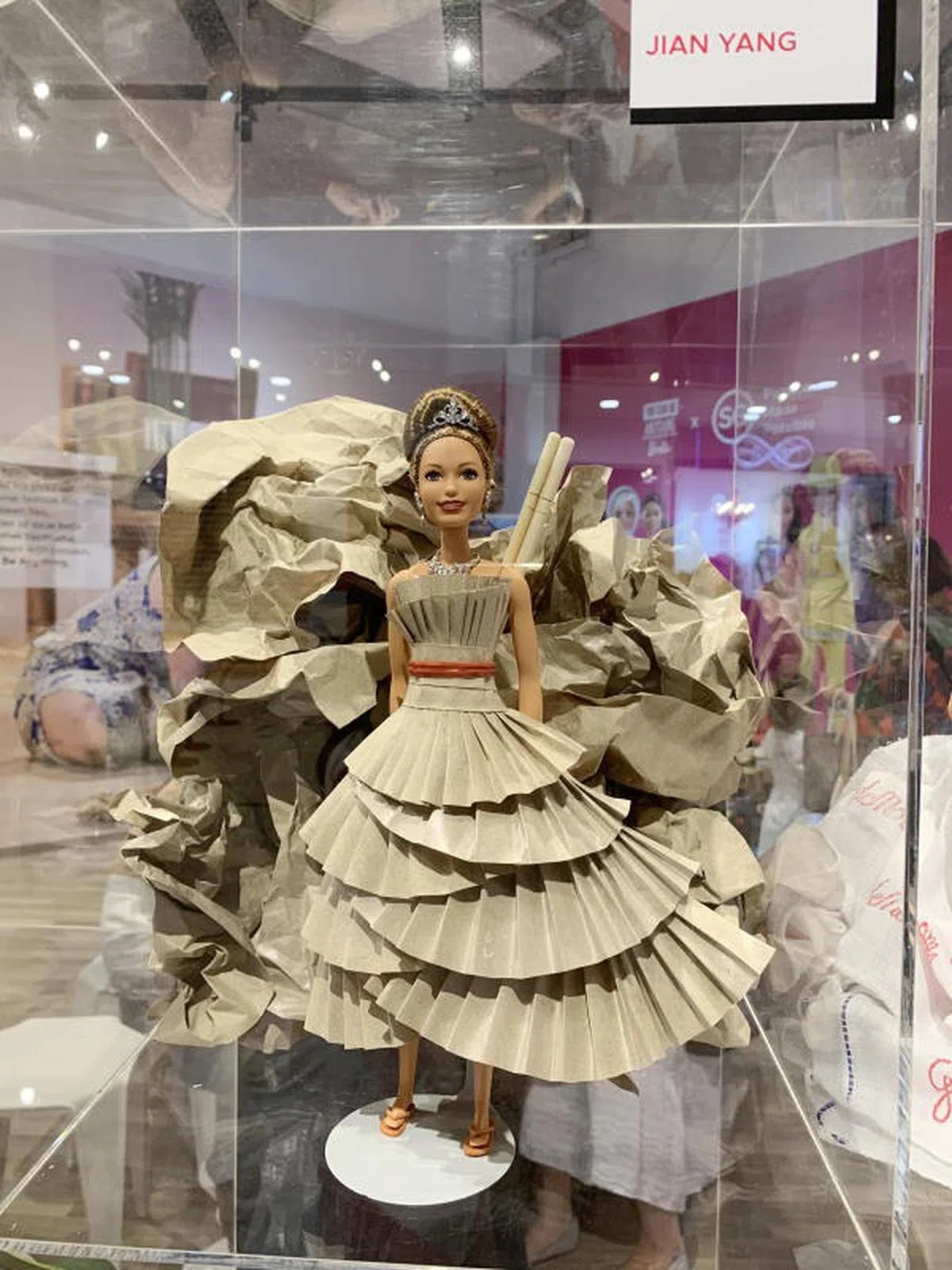  杨建为芭比娃娃设计的衣服。（联合早报） 