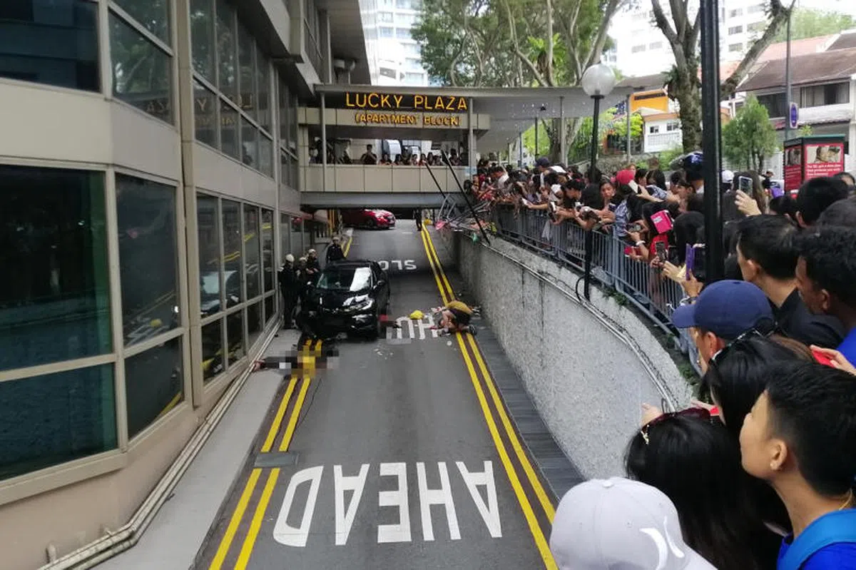  最可怕的是休旅车把其中四人撞飞，铲入下方约三米深的停车场出口处，连车带人坠入其中。（海峡时报） 