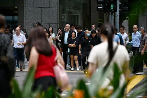 中央商业区上班族人潮。（海峡时报）