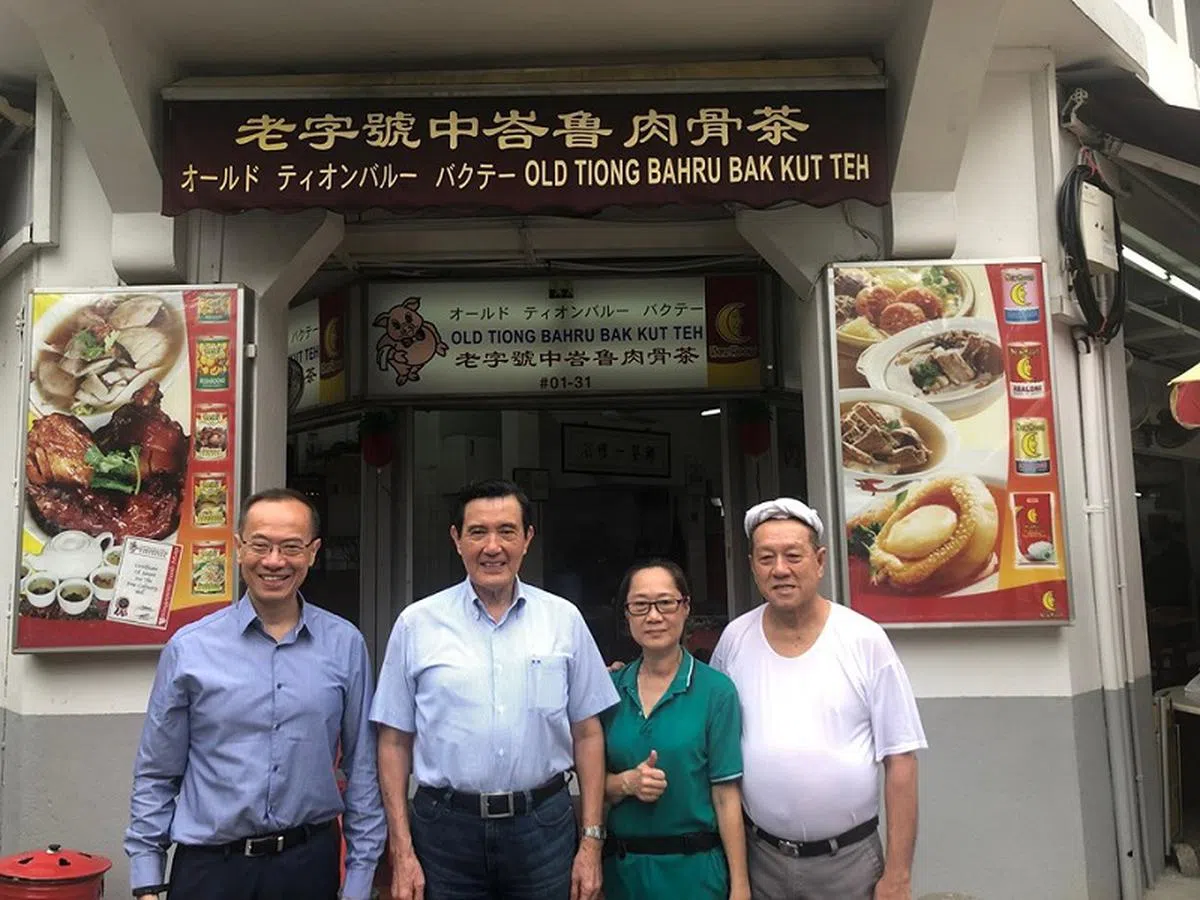  （左起）新加坡前外长杨荣文、台湾前总统马英九、“老字号中峇鲁肉骨茶”老板娘郑秋兰和老板许国永。（侯佩瑜摄） 