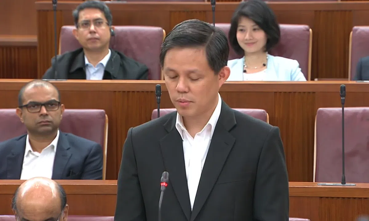  坐在第三排座位的内政部兼国家发展部高级政务次长孙雪玲刚巧就在陈振声身后，偶尔莞尔一笑竟被网民读出弦外之音。（国会视频截图） 