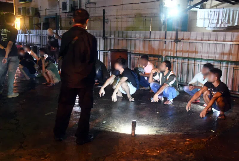  私会党专案调查组2月16日扫荡位于芽笼14及16巷的非法赌档，及位于牛车水一带的两家酒吧。（新明日报） 