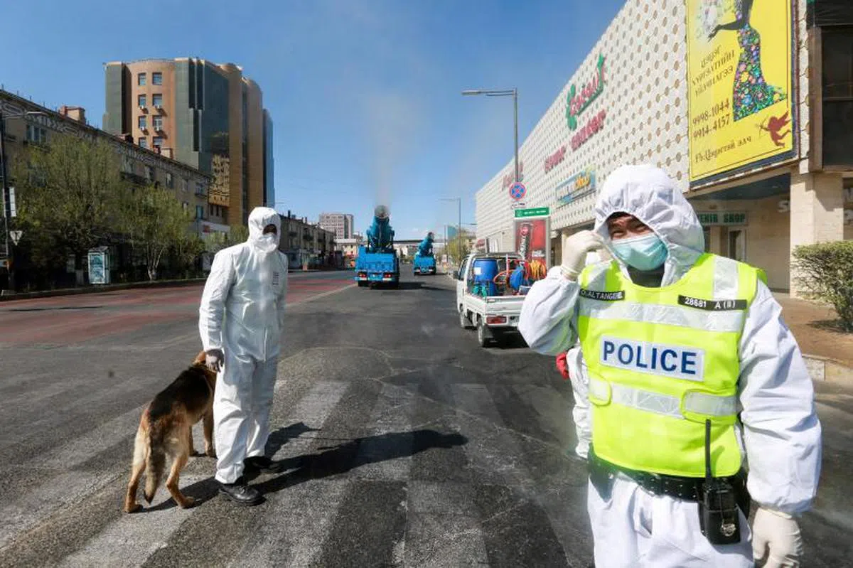  蒙古的前线人员和警员在首都乌兰巴托进行防疫演习。（法新社） 