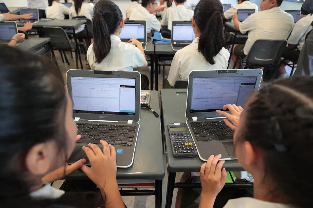 部分家长担心原本应该用来学习的平板反而使学生在学习上分心。图非当事人。（海峡时报示意图）