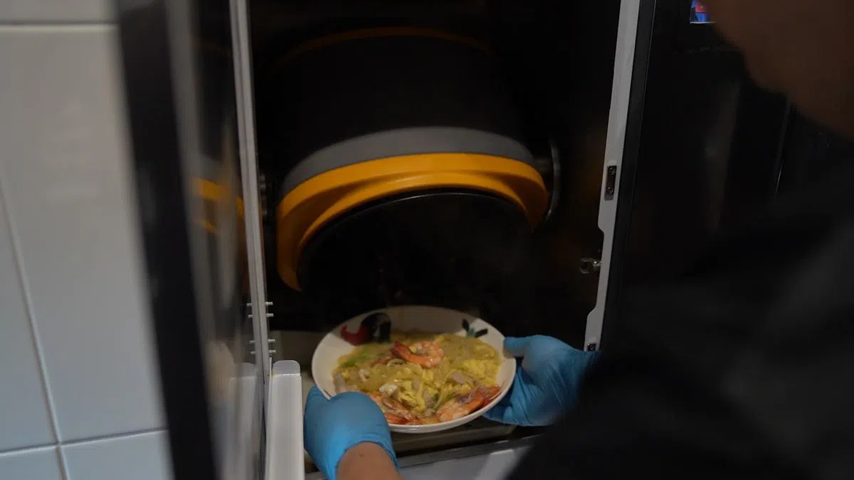  机器人厨师烹煮出的炒福建虾面，卖相并不逊色于普通小贩中心中常看到的炒福建虾面。（慈母舰） 