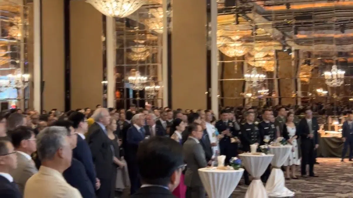 出席韩国国庆暨军人节庆祝酒会的宾客。（视频截图）