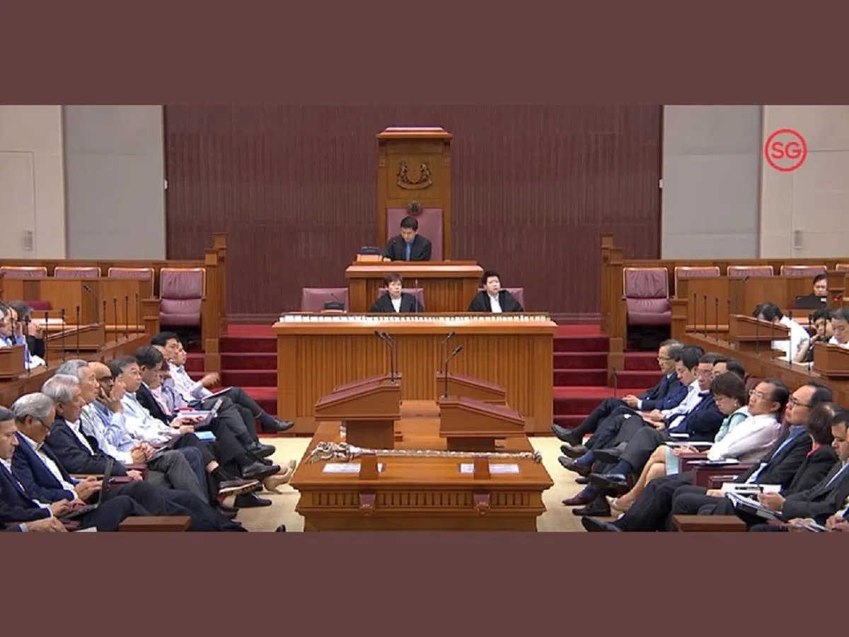  国会今天复会，教育部长王乙康是第一位答复议员询问的部长。（国会视频截图） 