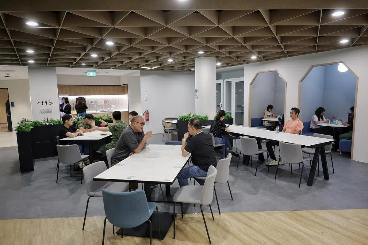 国防部淡滨尼卫星办公室设有不同大小的工作隔间，以及方便员工进行小组讨论的长桌。（海峡时报）