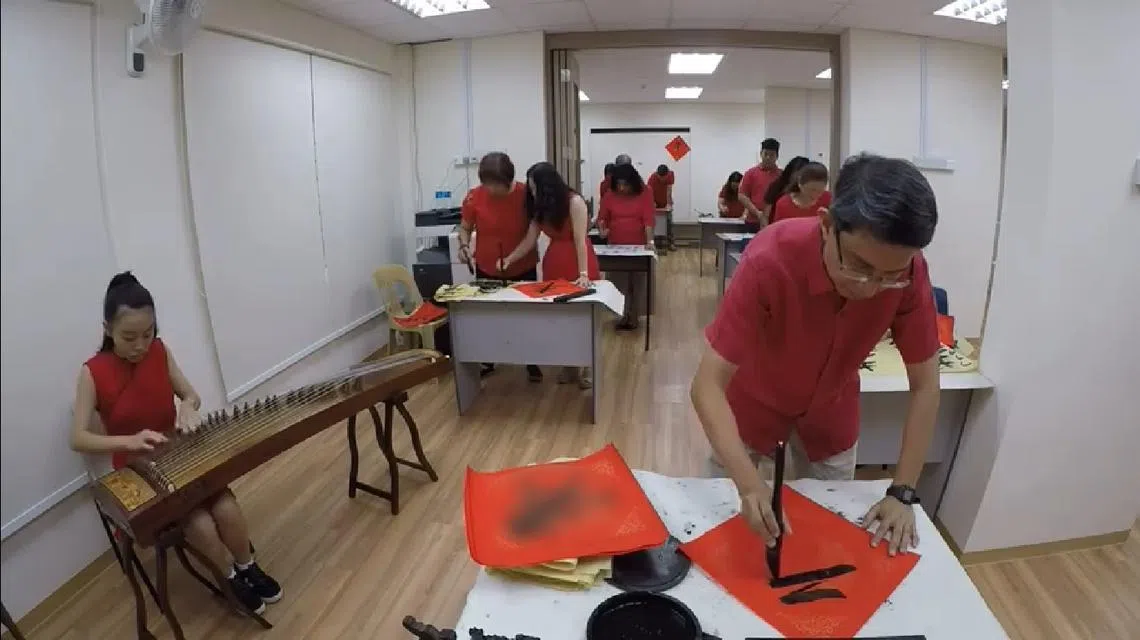 新加坡社会及家庭发展部兼教育部高级政务次长费绍尔副教授上周六傍晚约7点多，在面簿上上载了自己挥春给大家拜年的视频。（费绍尔副教授面簿）