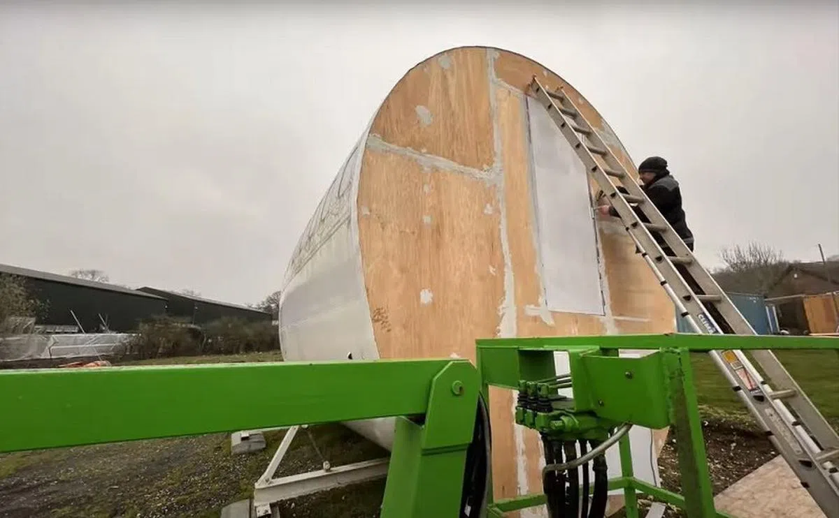 史蒂文重新粉刷机身。（视频截图）