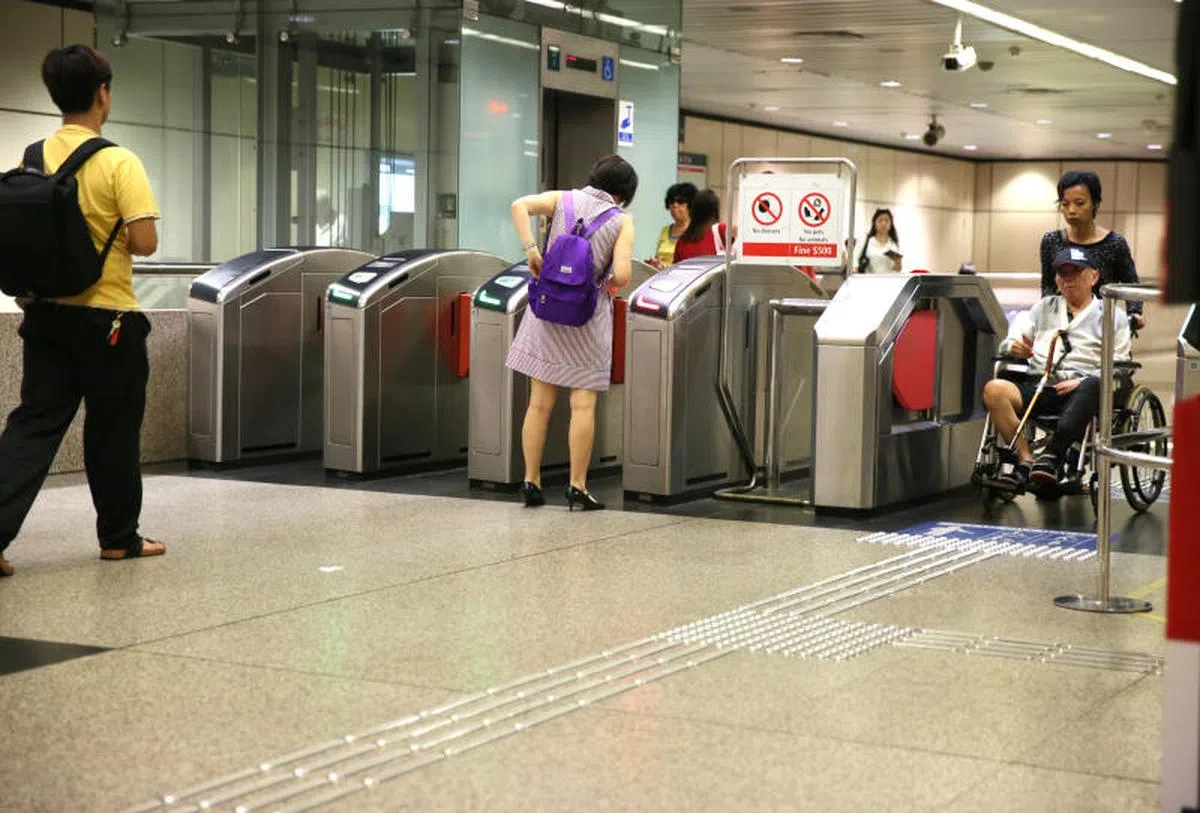 地铁乘客出入收费闸门。（新明日报）