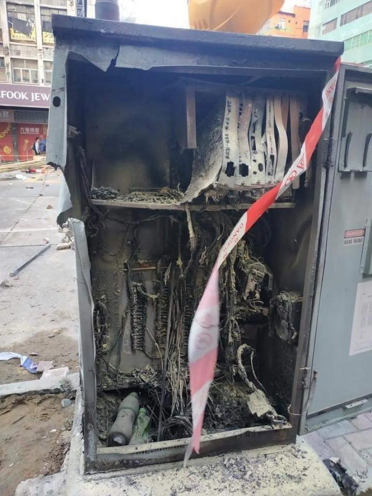  被烧毁的电箱不只一个。（我爱旅行面簿） 